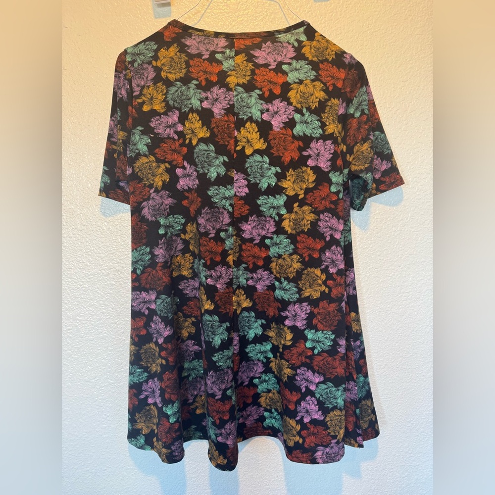 LUC XS LuLaRoe Floral Short Sleeve Top - Black, w/Pink, Orange , Green - Picture 2 of 8